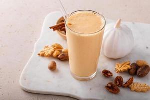 batido de pastel de calabaza con especias de otoño y puré de calabaza foto