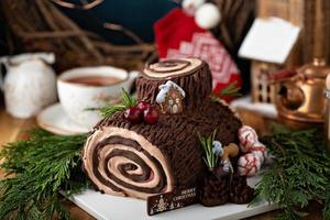 pastel de yule log roll para navidad foto