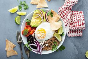 tazón de burrito de desayuno con carnitas de cerdo y arroz foto