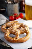 pretzels con salsa de queso y cerveza foto