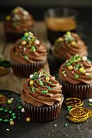 cupcakes de chocolate para el dia de san patricio foto