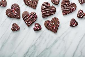 galletas de corazones de chocolate para el día de san valentín foto