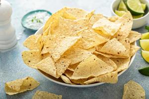 chips de tortilla de maíz en un tazón foto