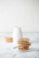 galletas de azúcar con chispas y una botella de leche foto