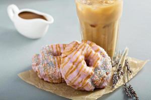 donuts de caramelo de lavanda con café helado foto