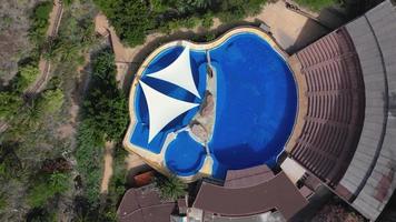 vista aérea de la piscina al aire libre video