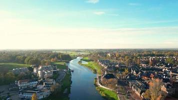 rivier- loopt door velden en een gemeenschap video