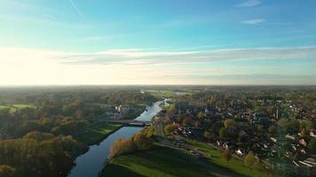 la rivière traverse des champs et une communauté video