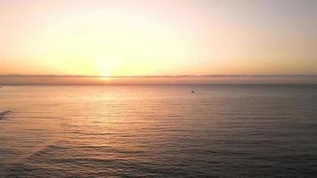 le soleil brille sur l'océan et la plage video