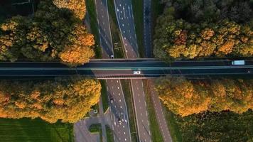 vista aérea del tráfico que circula por las carreteras video