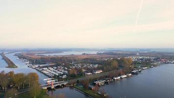 rivier- loopt door velden en een gemeenschap video