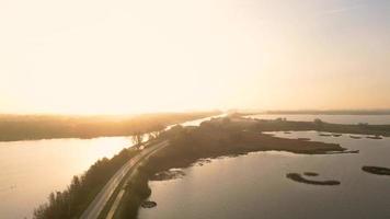 la route s'étend devant entourée d'arbres et d'eau video