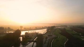 zon schijnt naar beneden Aan rivier- rennen door een Woud video