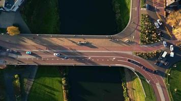 Luftaufnahme des Verkehrs auf Straßen video