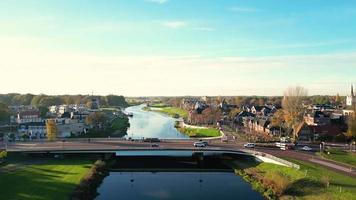 rivier- loopt door velden en een gemeenschap video