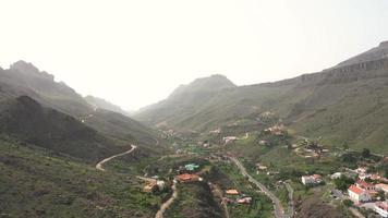 la carretera serpentea a través de la región montañosa video