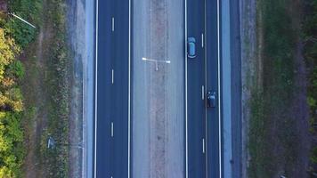 aereo Visualizza di suburbano autostrada tra foresta. video