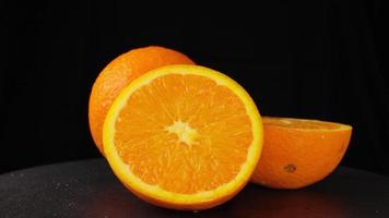 oranje fruit Aan zwart achtergrond video