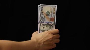 mano que sostiene el dinero del billete de un dólar video