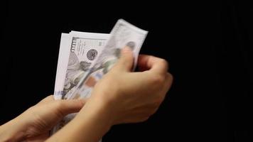 mão segurando nota de dólar video