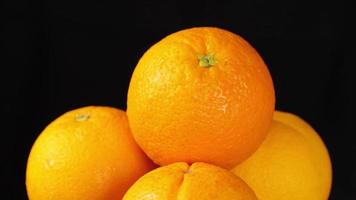Orangenfrucht auf Schwarz video