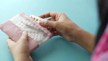 pilules contraceptives dorées à la main féminine video