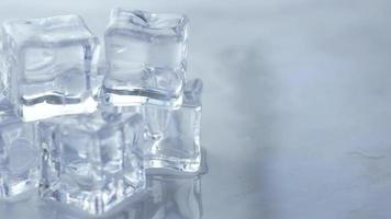 close-up de muitos cubos de gelo no fundo branco video