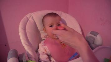 niña pequeña come puré de patata por primera vez video
