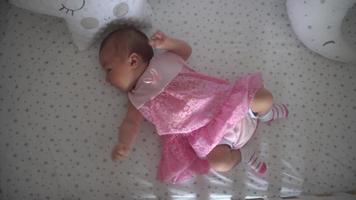 Nahaufnahme eines süßen kleinen neugeborenen Mädchens in rosafarbenem Kleid video