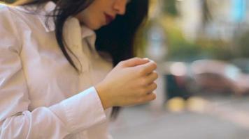 Nahaufnahme von weiblichen Händen mit schöner Maniküre im Freien video