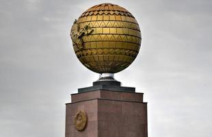 monumento a la independencia y la bendita madre en la plaza de la independencia en tashkent, uzbekistán, 2022 foto