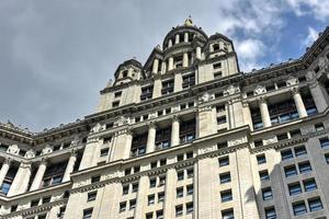 edificio municipal en manhattan, ciudad de nueva york, es un edificio de 40 pisos construido para acomodar las crecientes demandas gubernamentales de espacio después de la consolidación de los cinco distritos de la ciudad en 1898. foto