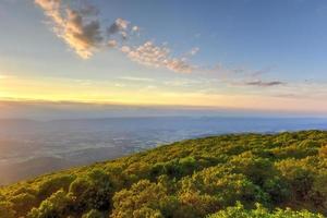 vista de la puesta de sol sobre el valle de shenandoah y las montañas blue ridge desde el parque nacional de shenandoah, virginia foto