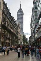 ciudad de méxico, méxico - 6 de julio de 2013 - calles concurridas por la torre latinoamericana, cerca del zócalo, en la ciudad de méxico. foto