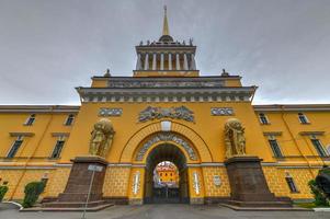 el edificio del almirantazgo en san petersburgo. el edificio es la antigua sede de la junta del almirantazgo y la armada imperial rusa en st. petersburgo, rusia. foto