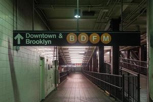 ciudad de nueva york - 8 de agosto de 2017 - túnel en la estación de metro de la calle 34 en el centro de manhattan, ciudad de nueva york.