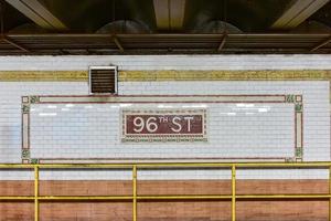 ciudad de nueva york - 19 de agosto de 2017 - estación de metro de la calle 96 en el sistema de metro de la ciudad de nueva york foto