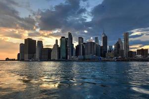 vista panorámica del horizonte de la ciudad de nueva york desde las alturas de brooklyn al atardecer. foto