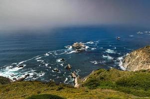 hermoso paisaje en el punto de huracán a lo largo de la autopista 1 y big sur, california, estados unidos foto