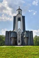 minsk, bielorrusia - 21 de julio de 2019 - monumento a los hijos de la patria, que murieron fuera de ella. monumento a los soldados caídos de la guerra de afganistán el ejército rojo. foto