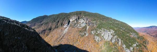 vista panorámica del follaje de otoño tardío en la muesca de los contrabandistas, vermont. foto