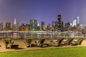 bancos a lo largo del parque gantry con la vista del horizonte de la ciudad de nueva york en el fondo. foto