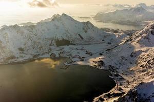 una vista aérea de las montañas cubiertas de nieve de las islas lofoten, noruega en el invierno. foto