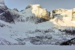 picos de montaña alrededor de storvatnet en las islas lofoten, noruega en el invierno. foto