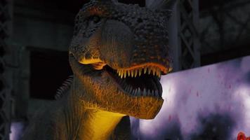 close-up de dinossauro tiranossauro gigante com dentes afiados