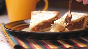 gros plan d'une tranche de tarte aux pommes sur une assiette video