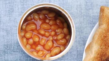 frijoles horneados con tomate en un recipiente de estaño video