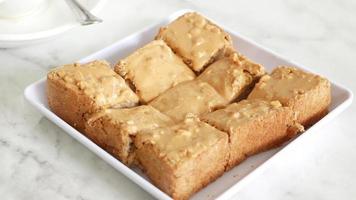 pastel de chocolate y crema en un plato sobre la mesa video