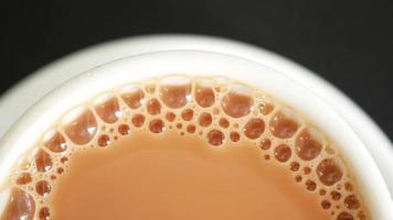 une tasse de café au lait sur une table de café video