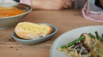 Knoblauchbrot in Suppe auf dem Tisch eintauchen video